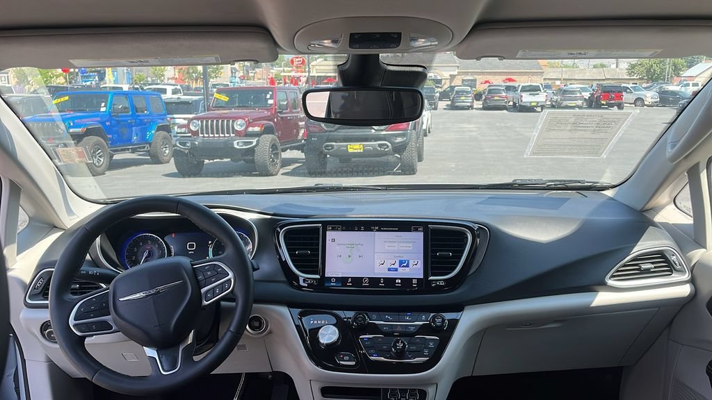 Used 2024 Chrysler Pacifica Touring-L FWD image 20