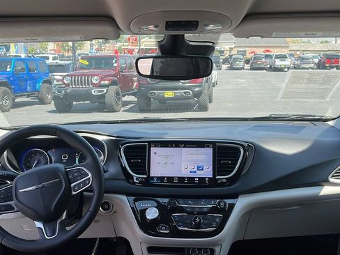 Used 2024 Chrysler Pacifica Touring-L FWD image 20