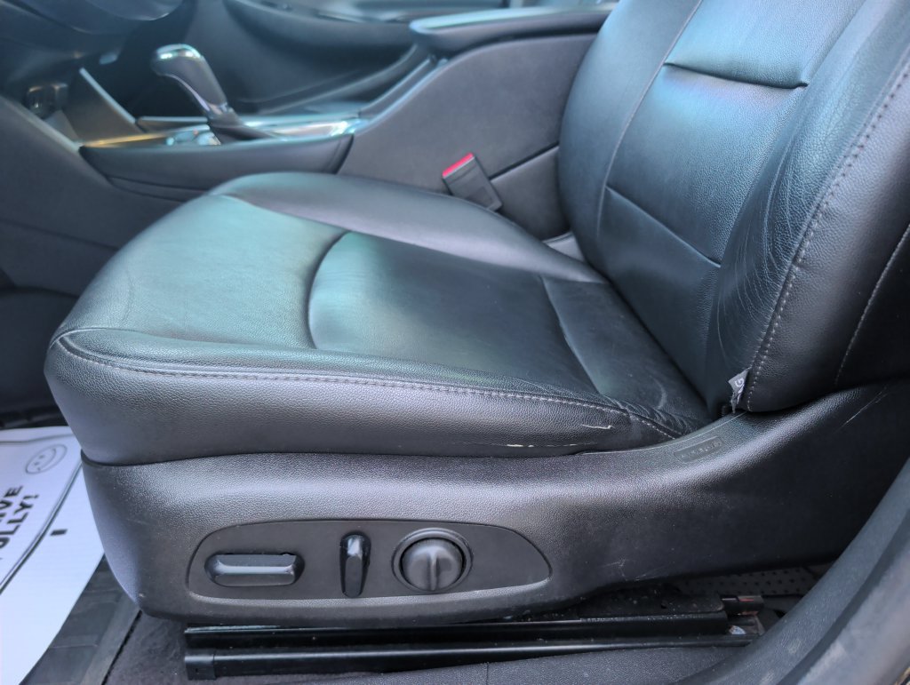 Used 2017 Chevrolet Malibu LT w/ Leather Package FWD image 9