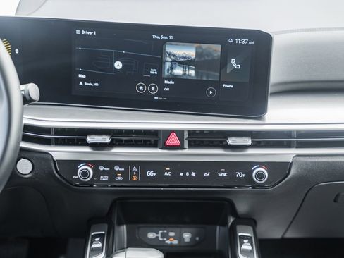 Used 2024 Kia Sorento S image 19