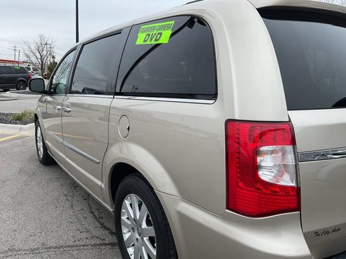 Used 2016 Chrysler Town & Country Touring w/ Driver Convenience Group image 5