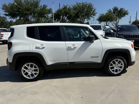 Used 2023 Jeep Renegade Latitude AWD/4WD image 3