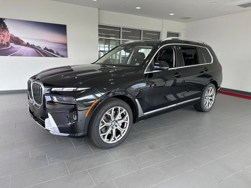 Used 2025 BMW X7 xDrive40i w/ Premium Package AWD/4WD image 4