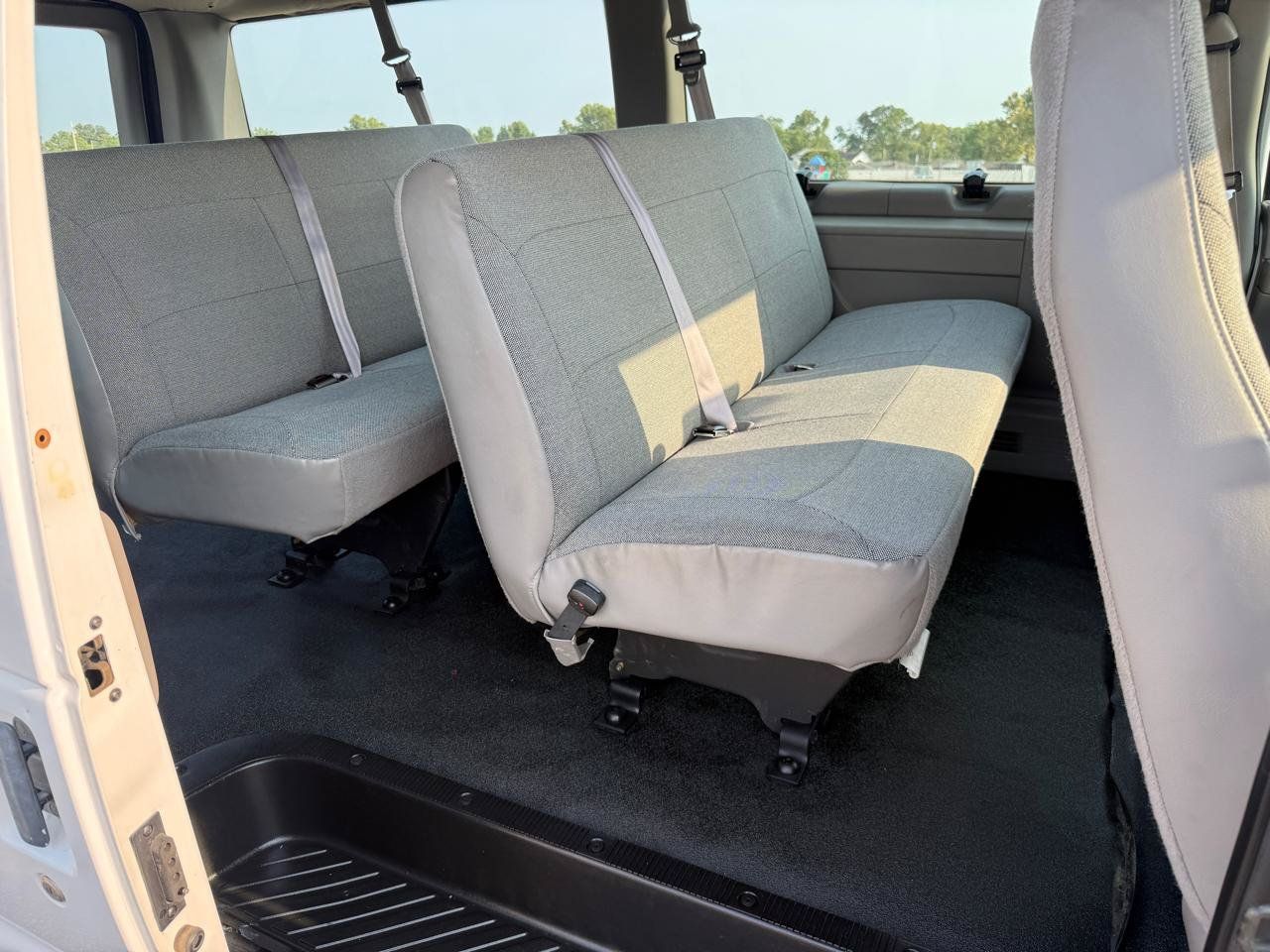 Used 2002 Ford E-150 and Econoline 150 Wagon RWD image 21