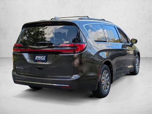 Used 2022 Chrysler Pacifica Touring-L image 2