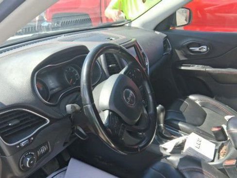 Used 2020 Jeep Cherokee Trailhawk AWD/4WD image 2
