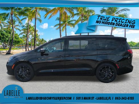 Used 2025 Chrysler Pacifica Limited w/ Uconnect Theater Family Group AWD/4WD image 7