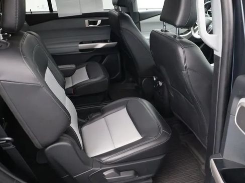 Used 2022 Ford Explorer XLT w/ Equipment Group 202A AWD/4WD image 18