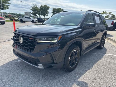 Used 2025 Honda Pilot TrailSport image 12
