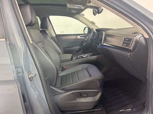 Used 2025 Volkswagen Atlas SEL image 4