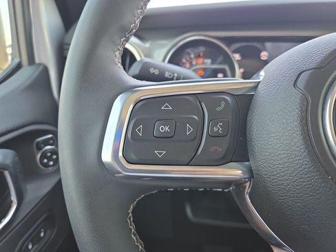 Used 2023 Jeep Gladiator Overland AWD/4WD image 11
