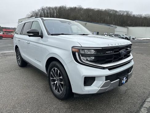 Used 2025 Ford Expedition Platinum image 11