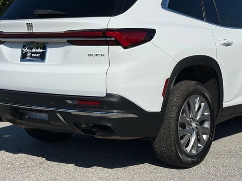 Used 2025 Buick Enclave Preferred AWD/4WD image 15