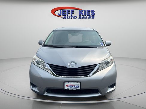Used 2014 Toyota Sienna LE FWD image 2