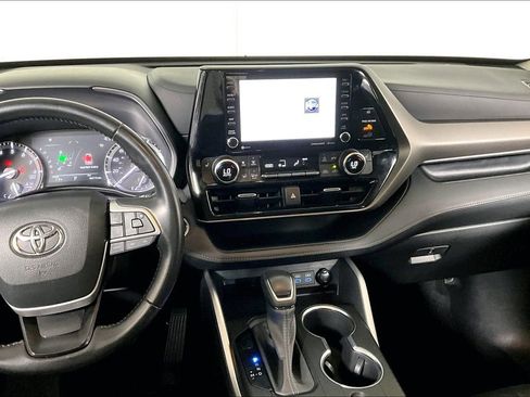 Used 2022 Toyota Highlander XLE image 6