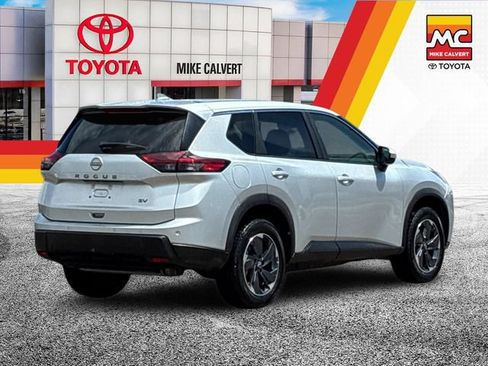 Used 2024 Nissan Rogue SV FWD image 5
