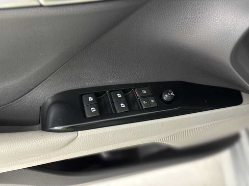 Used 2018 Toyota Camry FWD image 15