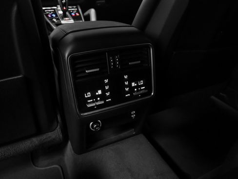 Certified 2022 Porsche Cayenne Platinum Edition AWD/4WD image 43