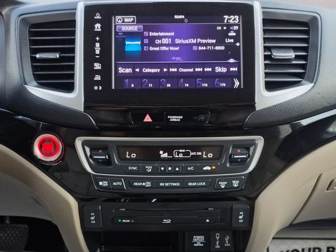 Used 2018 Honda Pilot Touring image 11