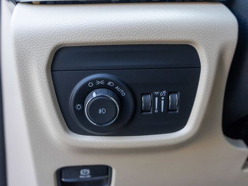 Used 2023 Jeep Grand Cherokee L Limited image 16