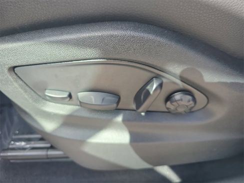 Used 2025 Porsche Cayenne image 28