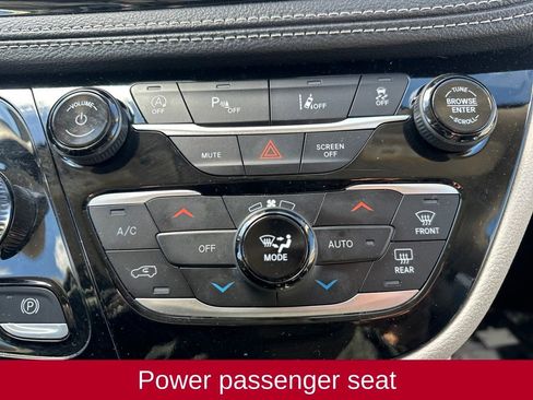 Used 2024 Chrysler Pacifica Limited image 18