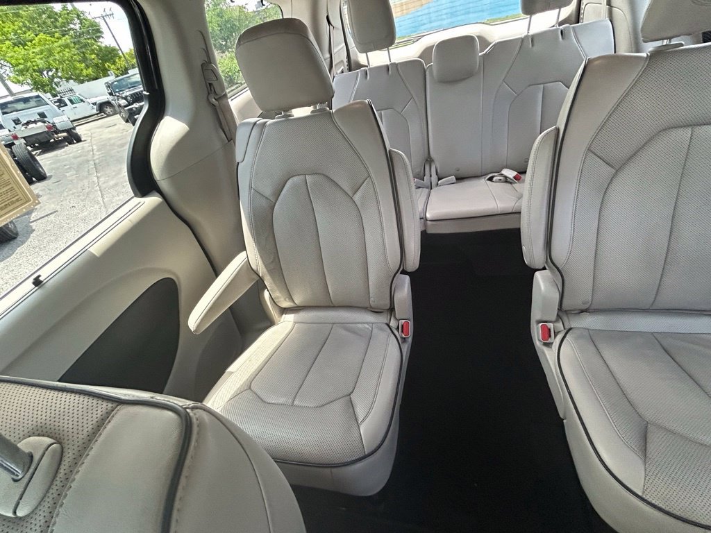 Used 2021 Chrysler Pacifica Limited AWD/4WD image 12