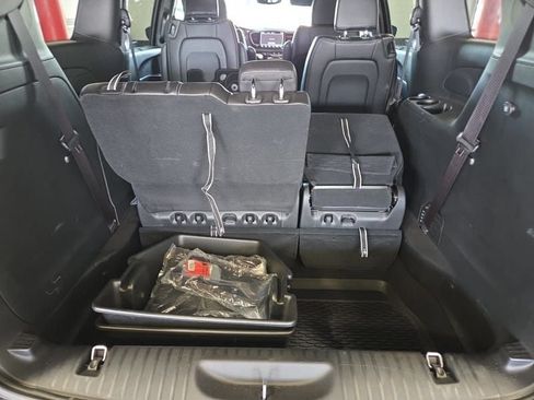 Used 2025 Chrysler Pacifica Select w/ Fav Edition Package FWD image 13