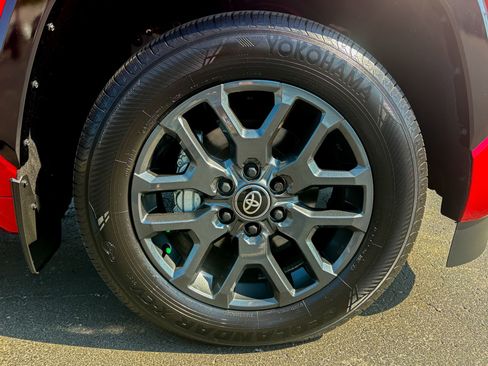 Used 2025 Toyota Sequoia Platinum AWD/4WD image 9