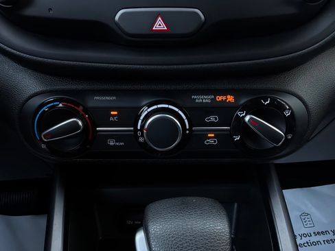 Used 2025 Kia Soul LX w/ LX Technology Package FWD image 25