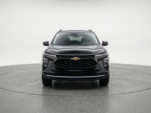 Used 2025 Chevrolet Trax LT image 2