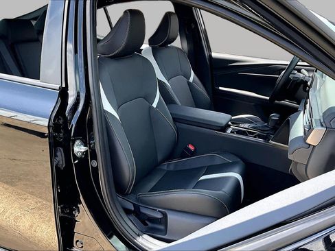 Used 2025 Toyota Camry SE w/ Convenience Package FWD image 9