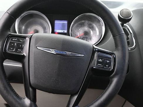 Used 2015 Chrysler Town & Country Limited image 28