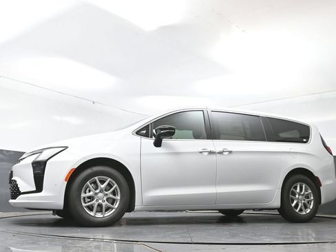 New 2027 Chrysler Pacifica Select FWD image 42
