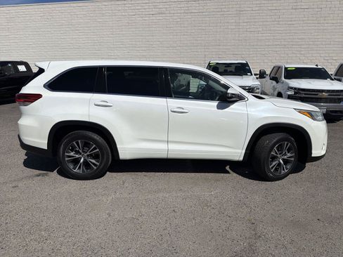 Used 2017 Toyota Highlander LE FWD image 4
