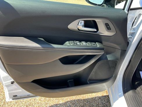 New 2027 Chrysler Pacifica Limited FWD image 27
