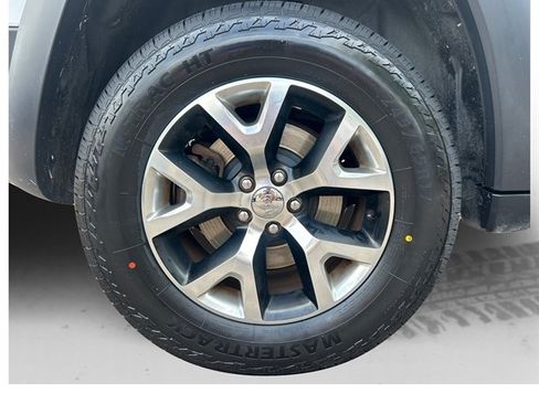Used 2014 Jeep Cherokee Trailhawk w/ Comfort/Convenience Group AWD/4WD image 17