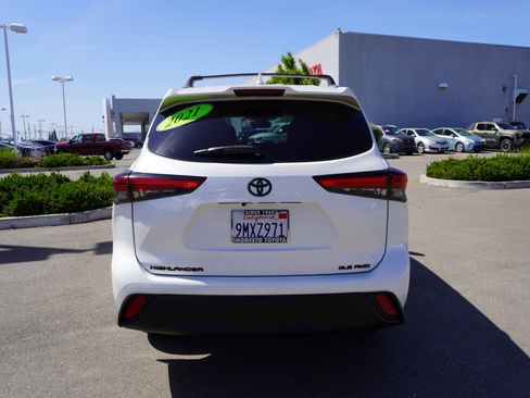 Used 2021 Toyota Highlander XLE AWD/4WD image 9