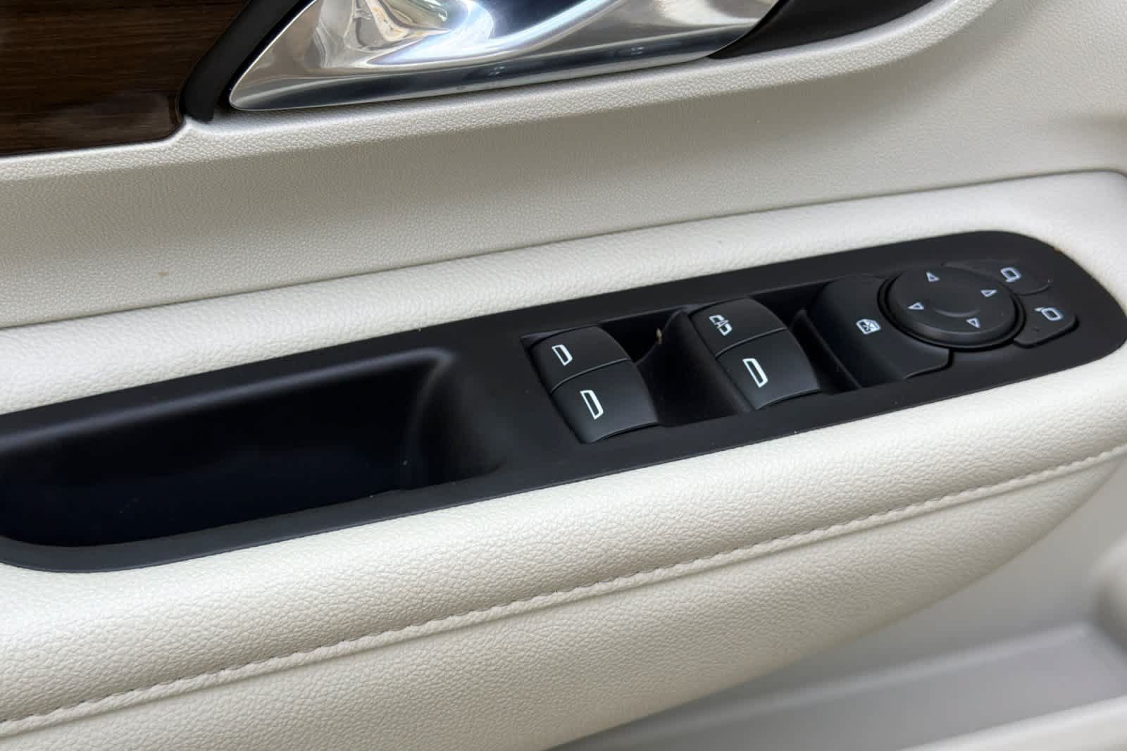 Used 2020 GMC Terrain Denali w/ Denali Premium Package FWD image 13