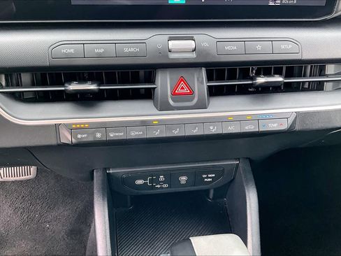 Used 2025 Kia K4 LXS image 32