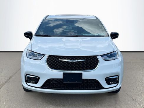 New 2026 Chrysler Pacifica Limited image 2