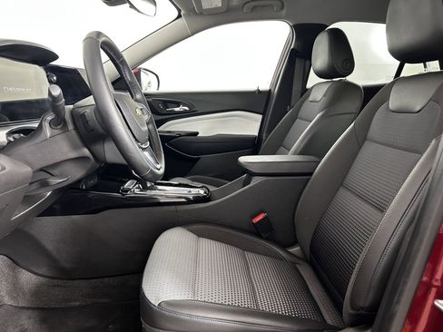 Used 2025 Chevrolet Trax LT w/ LT Convenience Package FWD image 14