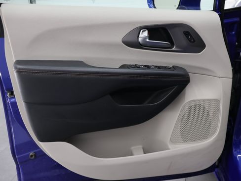Used 2020 Chrysler Pacifica Touring-L Plus FWD image 44