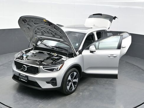 Used 2025 Volvo XC40 B5 Plus AWD/4WD image 40