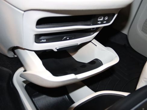 Used 2019 Chrysler Pacifica Limited w/ Tire & Wheel Group FWD image 41