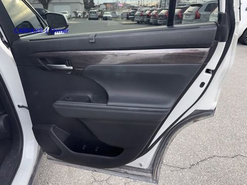 Used 2022 Toyota Highlander Limited image 9