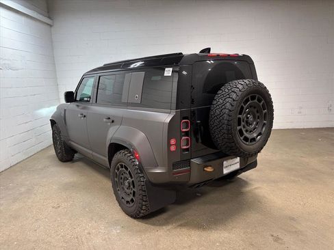 Used 2025 Land Rover Defender 110 image 9