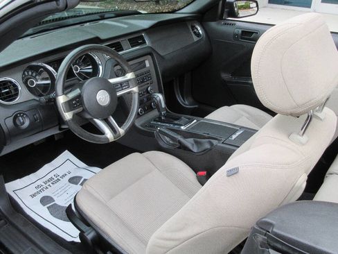 Used 2014 Ford Mustang Convertible RWD image 10