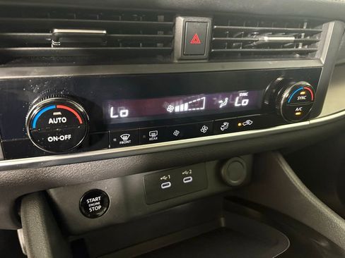 Used 2024 Nissan Rogue SV image 28