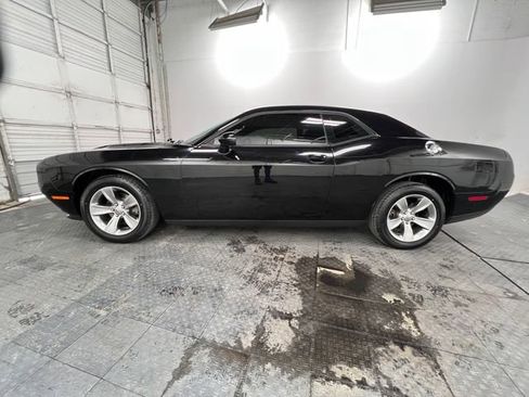 Used 2016 Dodge Challenger SXT image 5